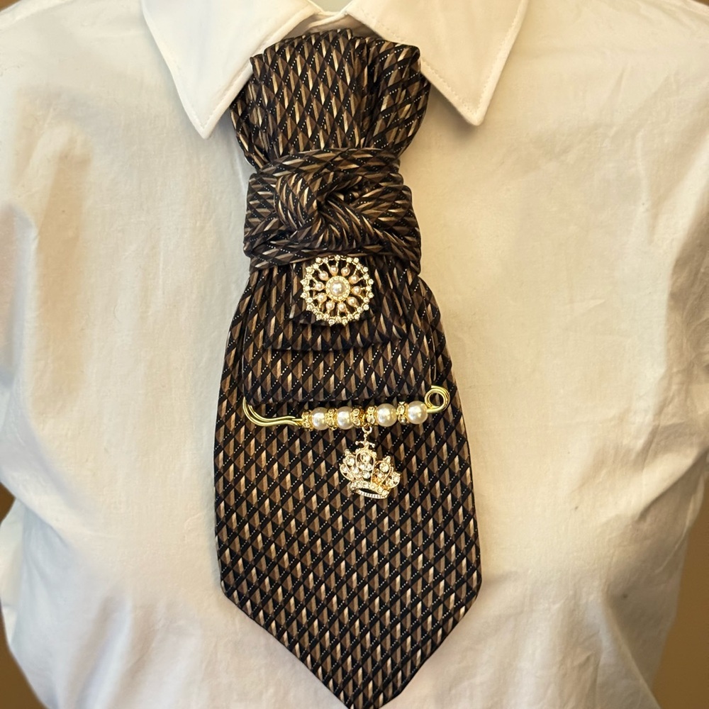 Elegant Black and Gold Women’s Junk Tie